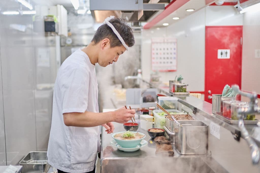 真剣に調理する職人