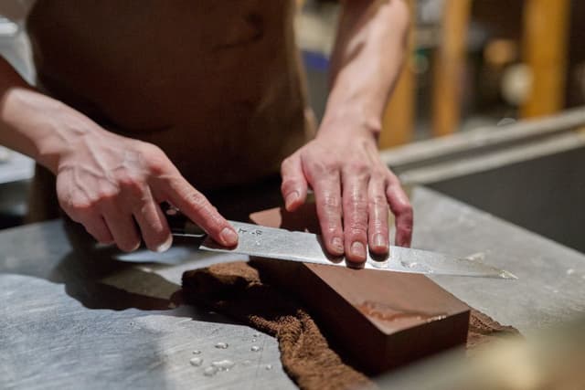 包丁を研ぐ手元